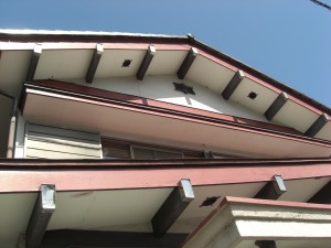 トタン屋根　雨漏り　漏水