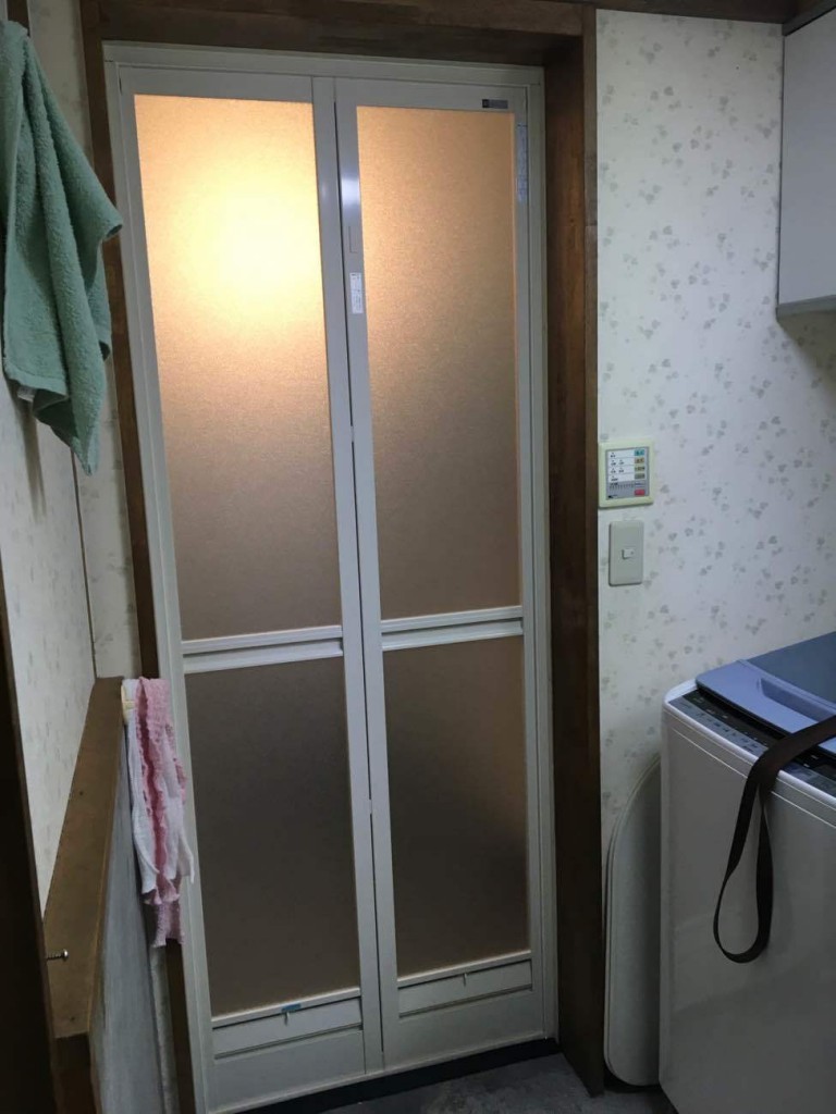 【山梨リフォーム】浴室ドア取替工事AFTER画像