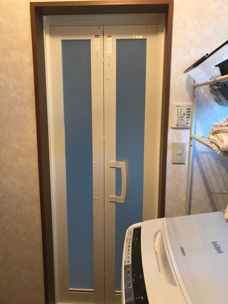 【山梨リフォーム】浴室ドア取替工事AFTER画像