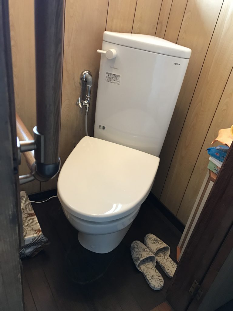 【山梨リフォーム】トイレ取替工事_TOTO　コーナータイプ　ウォームレットSAFTER画像