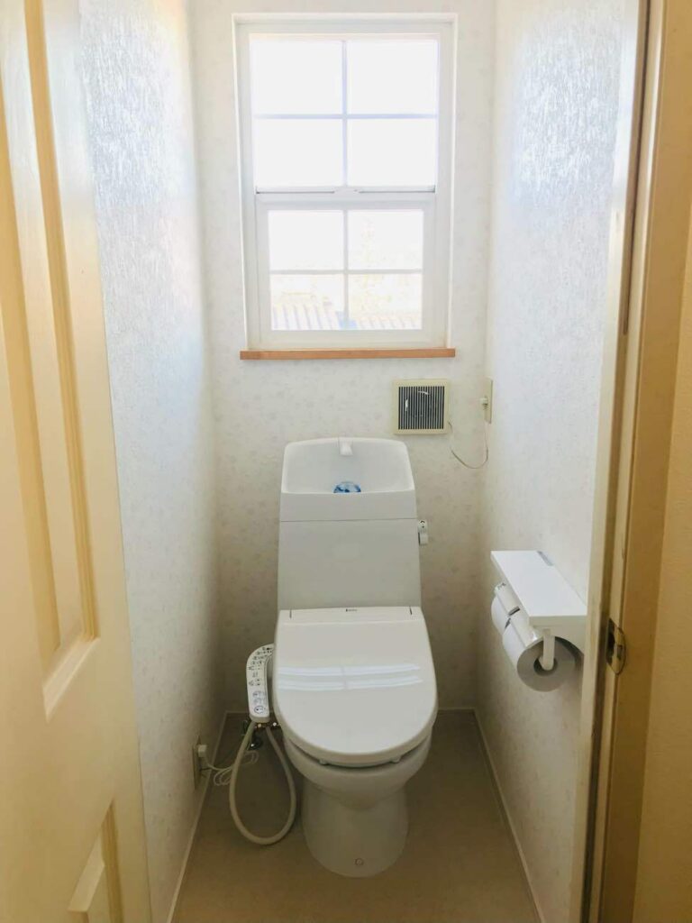 【南アルプス市　トイレ取替内装リフォーム工事】明るい空間に♪AFTER画像