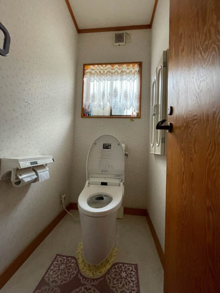 【南アルプス市1階トイレ内装リフォーム工事】洋風な雰囲気に♪AFTER画像