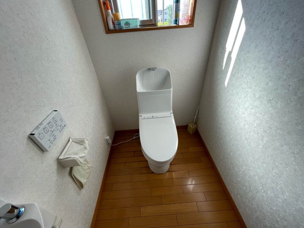 【甲府市 リクシルベーシアシャワー】2階トイレ交換工事リフォームAFTER画像