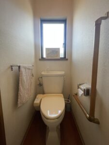 笛吹市でトイレ取替・内装工事を行ないました。