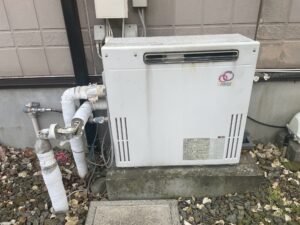 甲府市でガス給湯器の取替工事を行ないました。