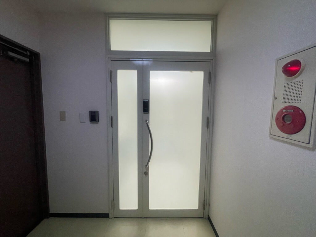 [甲府市 リフォーム]事務所ドア取替工事AFTER画像
