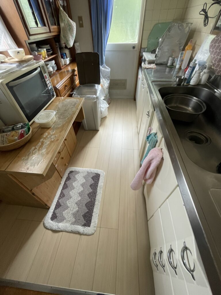 【市川三郷町の床リフォーム】キッチンの床が沈む原因は？シロアリ検査後にフローリングを重ね張りした施工事例AFTER画像