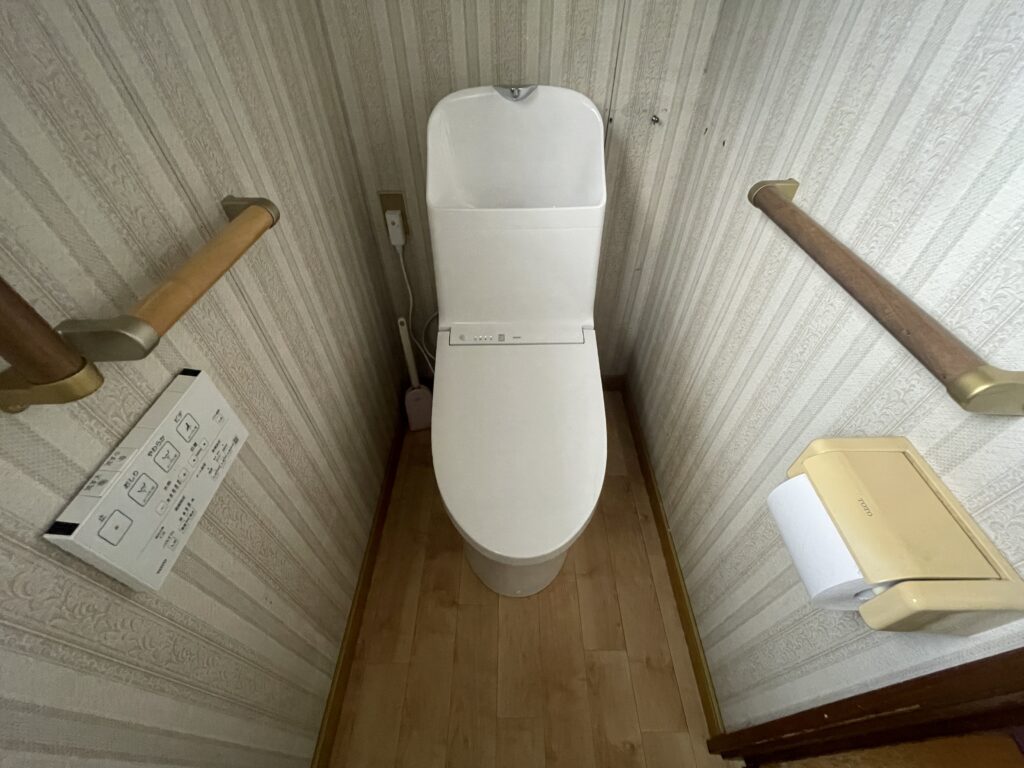 [甲府市]トイレ取替・床クッションフロア張替え工事AFTER画像