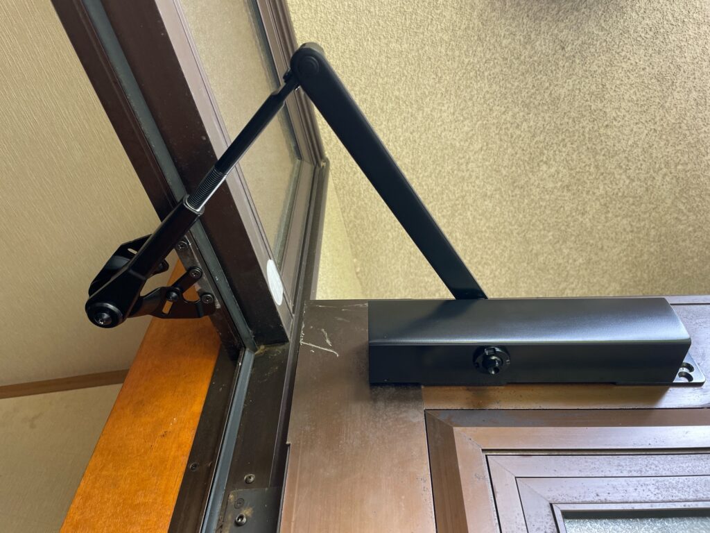 [甲斐市]玄関ドアクローザー取替工事AFTER画像