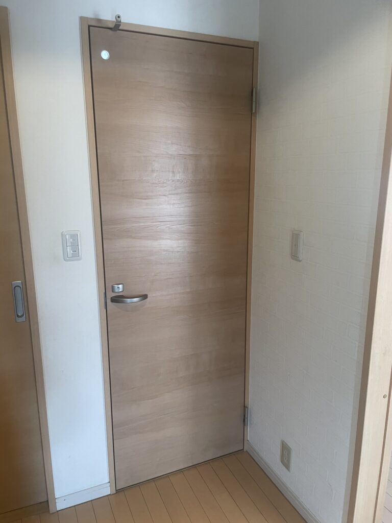 [甲府市]１階トイレ扉取替工事AFTER画像