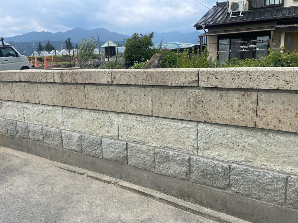 [甲州市]道路側大谷石補修塗装工事AFTER画像