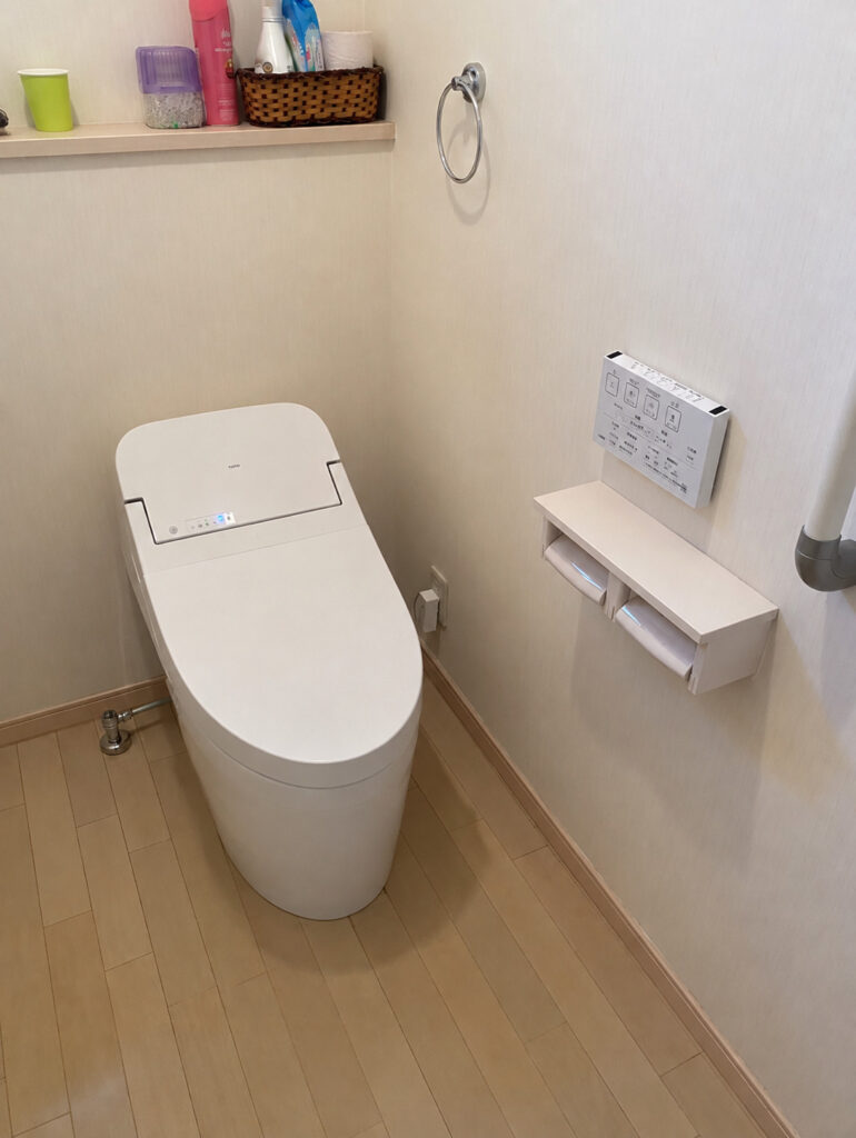 【甲府市】古くなったトイレを自動開閉付きに交換｜1日でトイレリフォームAFTER画像