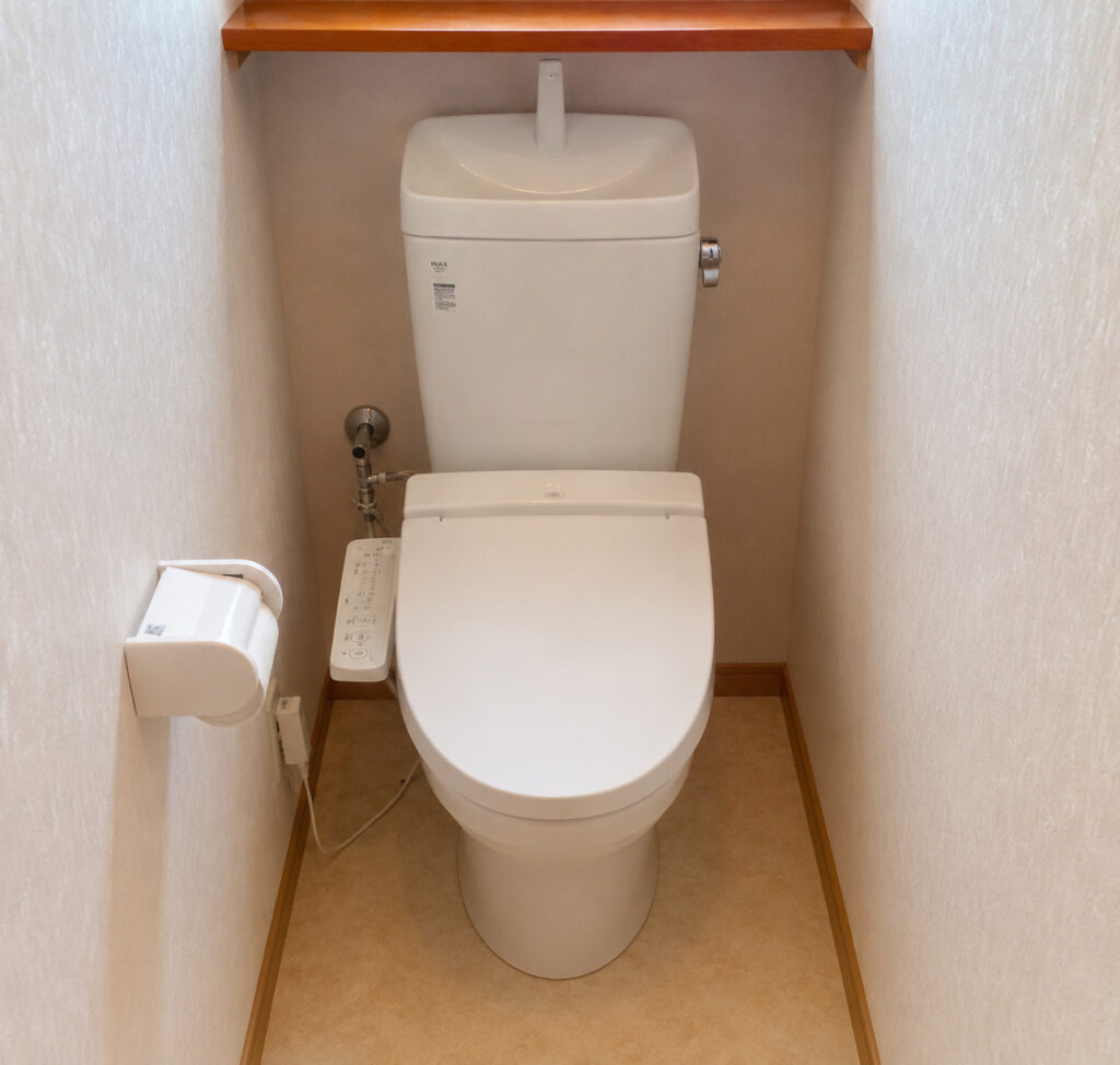 【甲斐市】トイレ交換・リフォーム｜棚があるトイレでも対応可能な施工事例AFTER画像