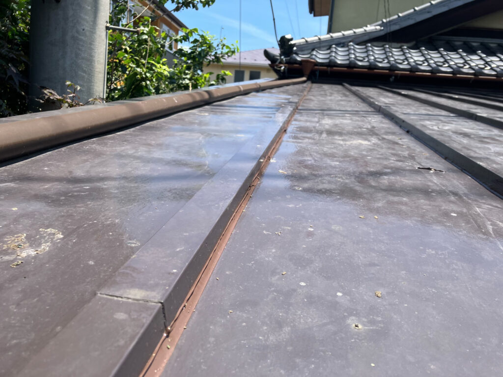 【南アルプス市の雨漏り修理】トタン屋根からの雨漏りをSRシールで補修｜倉庫のコーキング工事・費用11万円AFTER画像