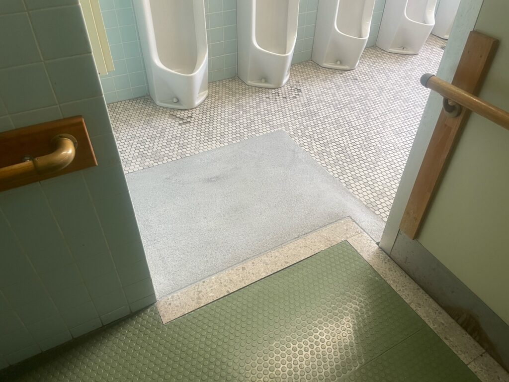 [甲府市]2階男女共有トイレスロープ工事AFTER画像