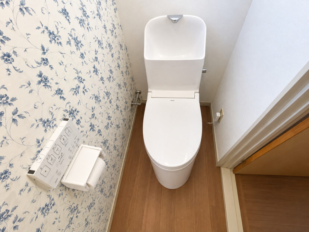 【笛吹市のトイレリフォーム】築30年の2階トイレを交換！内装も一新して半日で施工｜費用20.8万円AFTER画像