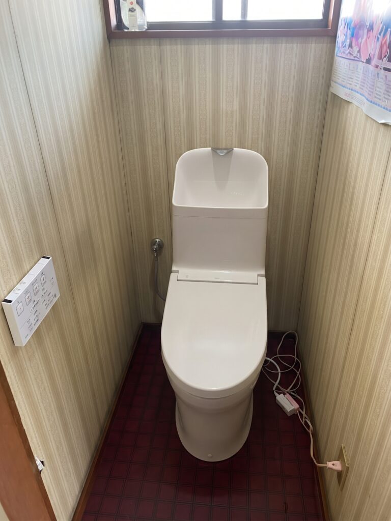 【笛吹市のトイレ交換】1階はTOTO ZR1へ取替！使わない2階トイレを撤去して物置スペースにAFTER画像