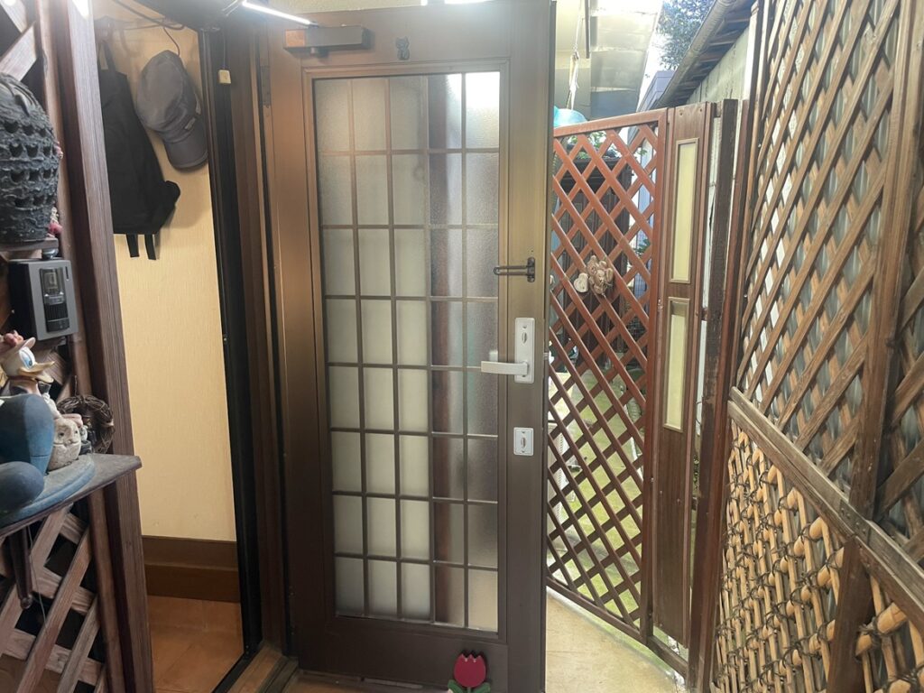 【甲府市の玄関ドアガラス交換】玄関ドアはそのまま、割れたガラスだけを交換！半日・9万円の施工事例AFTER画像