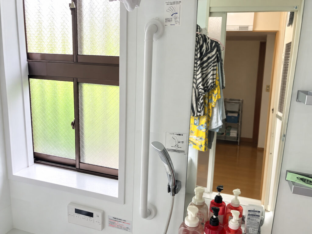 【甲府市の浴室リフォーム】給湯器と浴室手すりを交換！別宅として使う住まいを快適に整えた施工事例AFTER画像